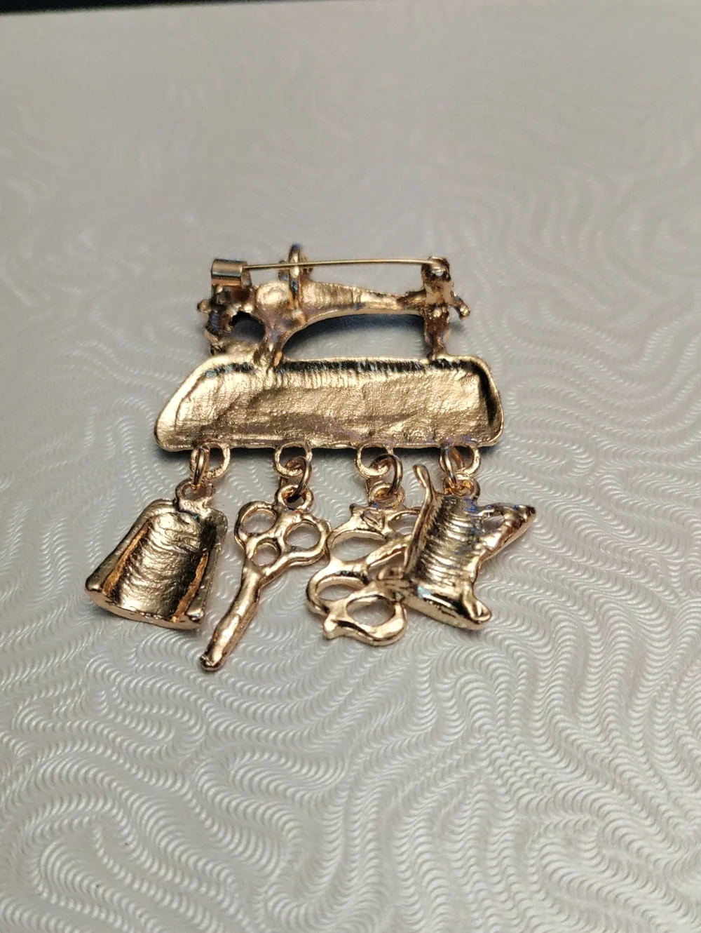 Vintage Style Sewing Machine Charm Brooch - Black and Gold